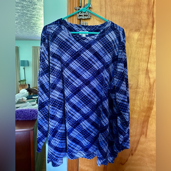 Denim&Co Tops - 💜💙Denim & Co printed velour top with high low hem & pockets!